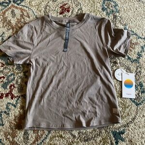 Vuori Pose Fitted Tee-NWT!! Size Medium